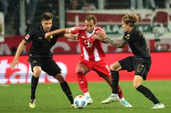 德甲综合 | 拜仁险胜奥格斯堡