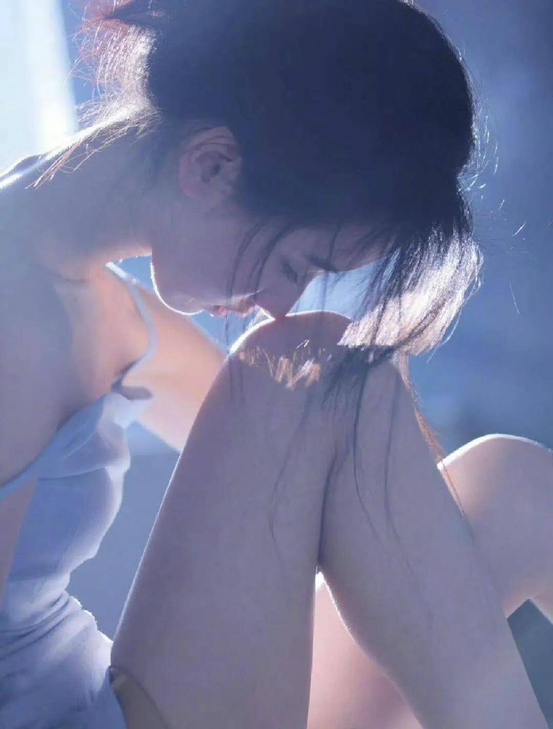 陈都灵大胆尝试御姐性感妩媚风格，浑身上下散发着成熟与热辣