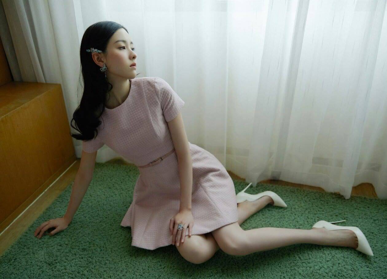 陈都灵大胆尝试御姐性感妩媚风格，浑身上下散发着成熟与热辣