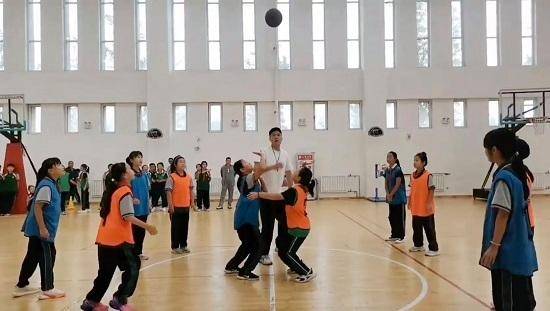 莒南县西城小学举行“西BA”篮球班级联赛