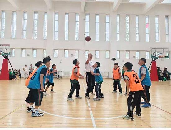莒南县西城小学举行“西BA”篮球班级联赛