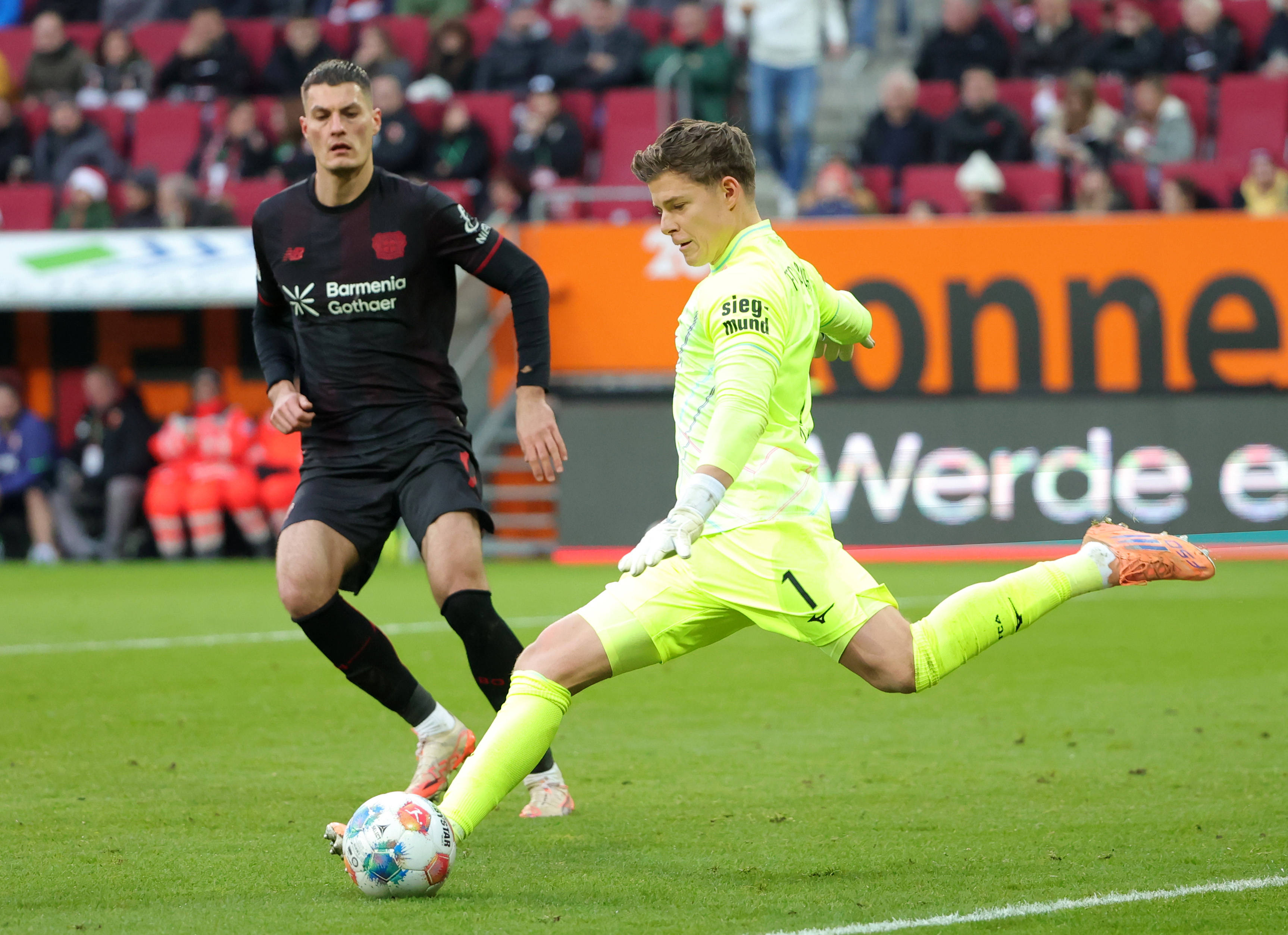 （体育）足球——德甲：奥格斯堡胜勒沃库森